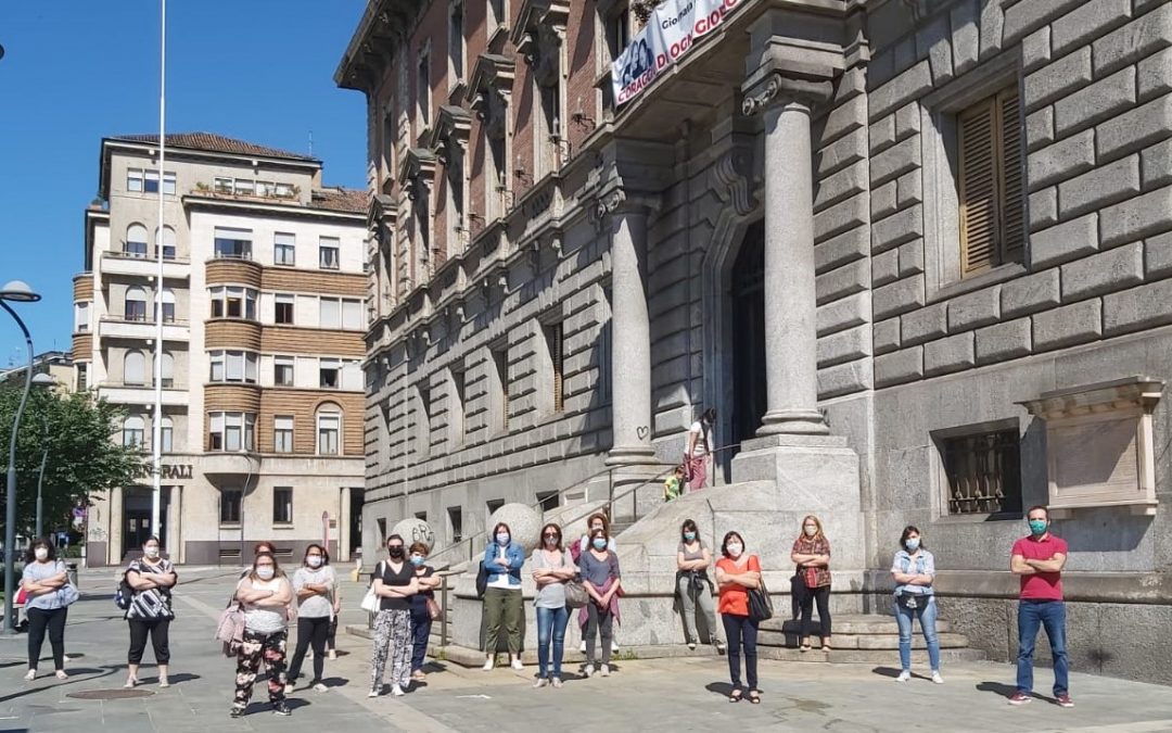 Lavoratrici ausiliarie del nido senza stipendio, sit-in di protesta davanti al Municipio di Monza