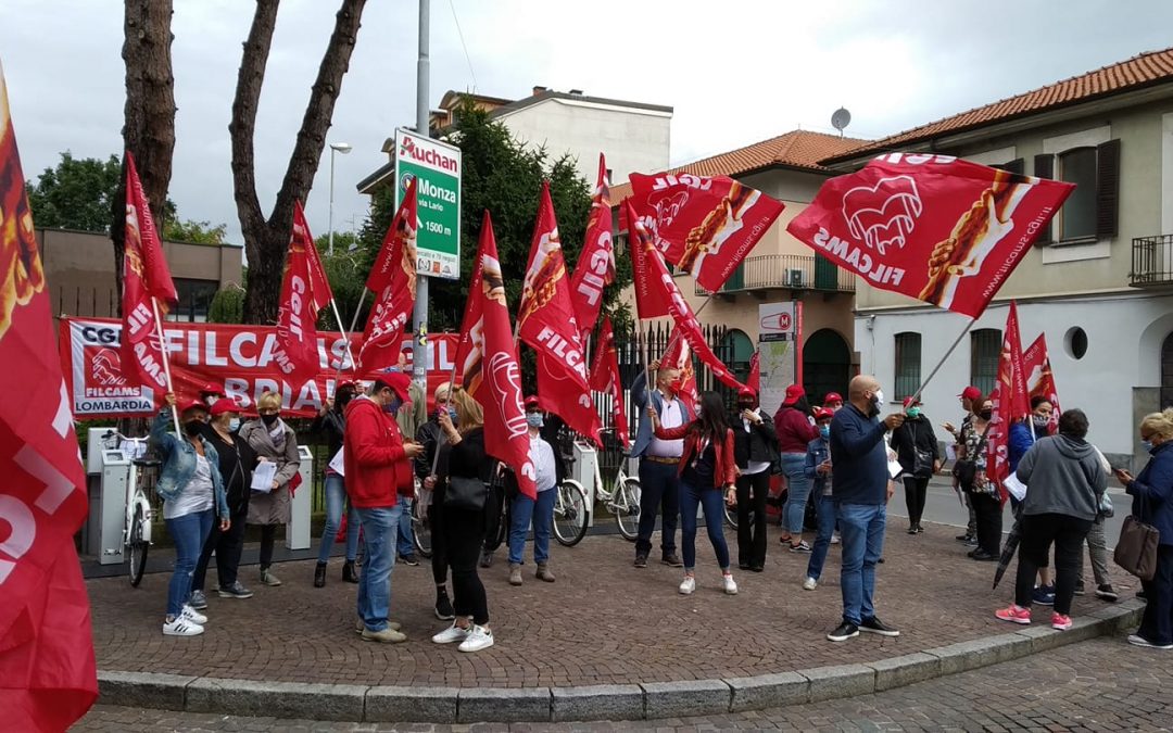 Presidio delle lavoratrici delle mense scolastiche di Monza e Brianza davanti alla prefettura