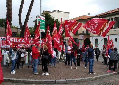 Presidio delle lavoratrici delle mense scolastiche di Monza e Brianza davanti alla prefettura