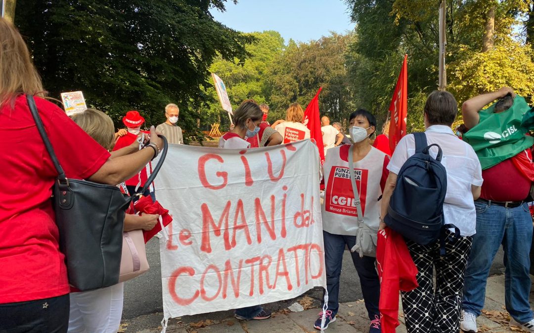 Sanità privata, manifestazione delle lavoratrici e dei lavoratori davanti a Confindustria Monza