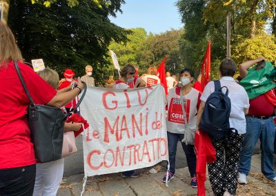 Sanità privata, manifestazione delle lavoratrici e dei lavoratori davanti a Confindustria Monza