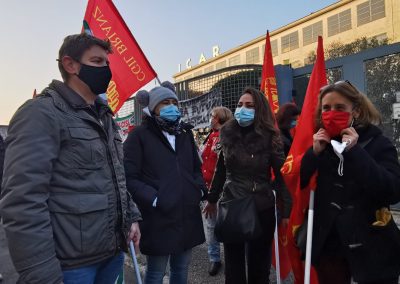 Icar Monza, lavoratrici e lavoratori in protesta davanti ai cancelli di via Isonzo: stato di agitazione e sciopero