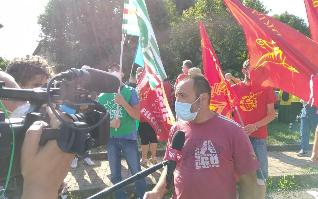 Presidio unitario davanti alla sede della provincia per sostenere le ragioni dei lavoratori nella vertenza Gianetti di Ceriano Laghetto