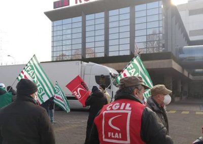 Rovagnati, i lavoratori protestano davanti alla sede di Biassono