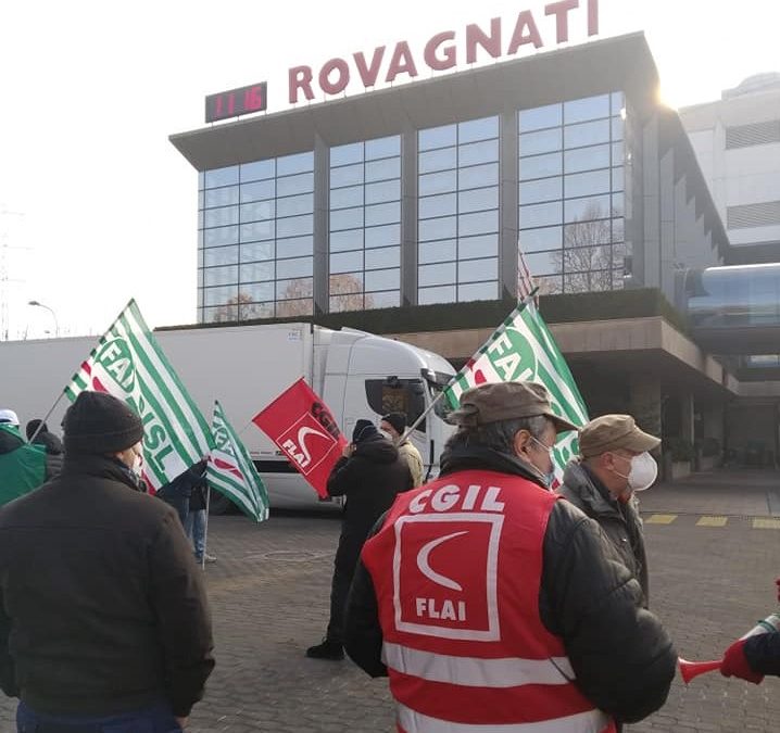 Rovagnati, i lavoratori protestano davanti alla sede di Biassono