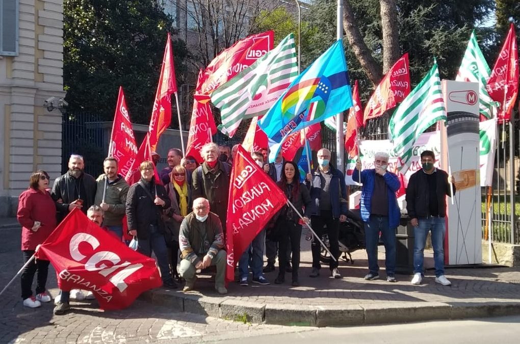 Una mobilitazione per il rinnovo di due contratti: lavoratrici e lavoratori in presidio davanti alla prefettura