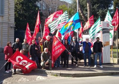 Una mobilitazione per il rinnovo di due contratti: lavoratrici e lavoratori in presidio davanti alla prefettura