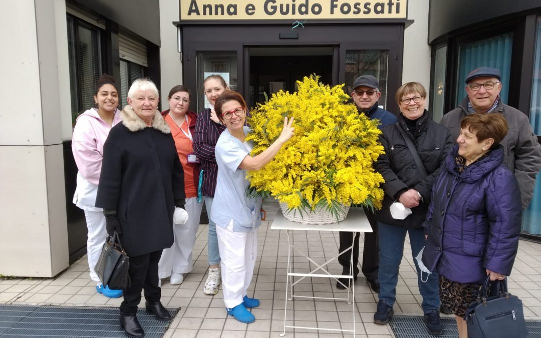 Cesti di mimose per le lavoratrici delle case di riposo e per le loro ospiti