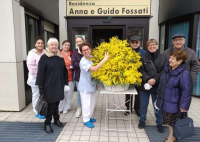 Cesti di mimose per le lavoratrici delle case di riposo e per le loro ospiti