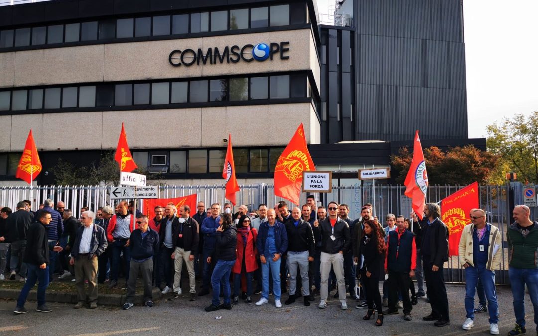 “Ritirate i licenziamenti”, il grido delle lavoratrici e dei lavoratori della Commscope di Agrate